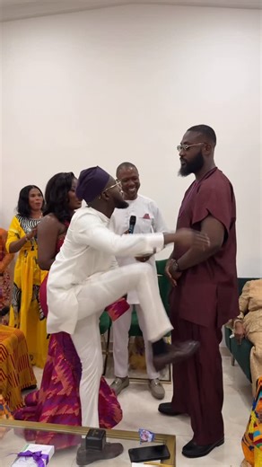 Kele+ | Wedding Content Creator Ghana & Canada🇬🇭🇨🇦 on Instagram: "Ghanaian weddings have the best love-filled drama❤️ Just wait for it😂😂 Bride: @_stephanie_sam Groom: @king_lynks #lynksismissyn #lynphin #ghanaweddings #traditionalwedding #weddinggoals #weddinginspo"