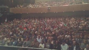 Die Gesangseinlagen der Reunert-Chöre unter der Führung von "Kappellmeister" Thomas Reunert im Iserlohner Parktheater sind für mich ja jedes Mal ein absolutes Highlight. Aber diesmal habt ihr dem Ganzen wirklich die Krone aufgesetzt :-) "Michaela" alias "Martin Rütter" von Bata Illic - wenn das mal kein Ritterschlag ist :-) Und wenn es mit dieser Perfomance nicht endlich mal für einen ECHO reichen sollte, verstehe ich die Welt nicht mehr ;-) DANKE Thomas, DANKE an die verrückten Iserlohner | Mar