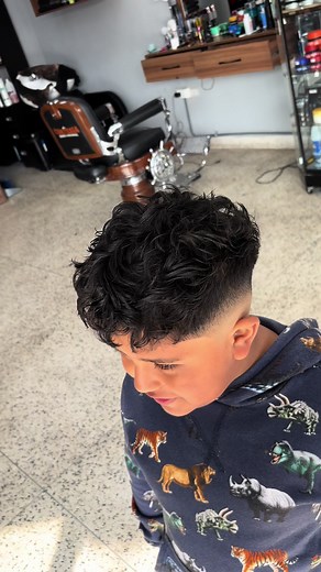 Cortes de Cabello Ondulados para Niños en Barberías
