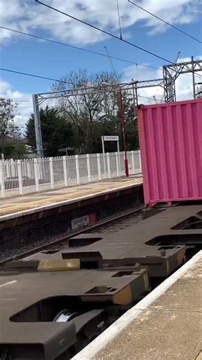 Here’s 70006 thrashing through Harrow & Wealdstone! #trainspotter #traintok #freight #class70 #freightliner #thrash #fyp | Train.spotter123
