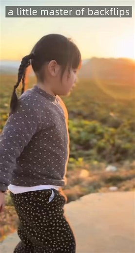 On a rural path, there actually appeared a little girl who was a master of #backflips! #amazingkids | ShanghaiEye