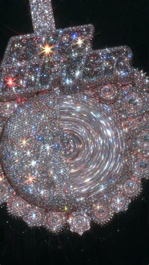 Big shifter went crazy on this new custom pendant from Haimov jewelers 🥶🔥🔥🔥