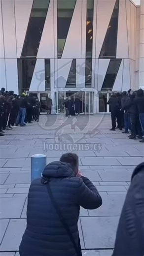23.11.2025🇩🇰FC København - Brøndby IF, Brøndby fans & players bus before derby, click for live report here: https://hooligans.cz/2025/11/23/fc-kobenhavn-brondby-if-23-11-2025/ All in one place. Tap to download. 🔗 hooligans.cz/app | Hooligans.cz