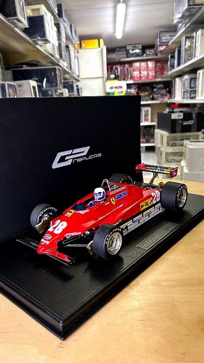 Oggi per Halloween ve la raccontiamo noi una storia da paura. 👻 Correva l’anno 1982, e tra Gilles Villeneuve e Didier Pironi nacque una rivalità leggendaria. 🔥 Una sfida che andò oltre i limiti, fino al tragico incidente di Gilles e al ritiro di Pironi. 🏁 Due piloti, due destini intrecciati per sempre nella storia della Formula 1. 🩶 Auto da paura… in tutti i sensi. 💀 #laf1delmodellismo #halloween #villeneuve #pironi #ferrari #modellini #gp1982 | La F1 del Modellismo