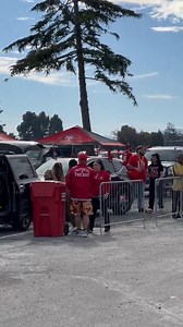 These #49ers fans' car battery died while waiting to park, so they had to push their car into the lot to tailgate 😅 (🎥 @NFLonFOX) | NFL on CBS