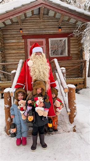 Cindy Poumeyrol on Instagram: "Rencontre avec le père noel dans la forêt magique de Sonka @santaforestsonka . Un moment juste magique. C'est un vrai bon plan à noter. 10 minutes rien qu'avec le père Noel et le tout en français l C'est gratuit, il faut réserver son créneau sur le site directement. Le père Noël offre une peluche à l'enfant pour 20€, et la photo 40€. La veille j'ai reçu un whatsapp des équipes "Vous avez réservé une rencontre avec le Père Noël à Santa Forest demain. Pourriez-vous é