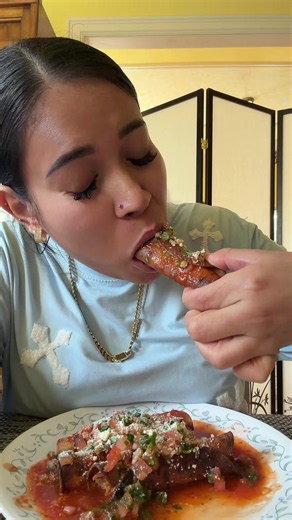 Taquitos hondureños de pollo: salsa y verdad familiar