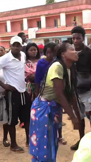 50K views · 678 reactions | MULHER É POSSUÍDA PELO ESPÍRITO DO FALECIDO E A FAMÍLIA ESPERA REVELAÇÕES DA SUA MORTE Em atualização… | ECO DA RUA | Facebook