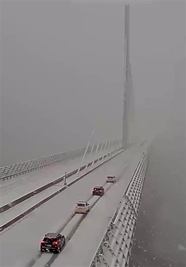 ❄️🇫🇷 NEIGE EN FRANCE 🇫🇷❄️ 🌉 Le célèbre Viaduc de Millau sous un magnifique manteau neigeux. On relève jusqu'à 15cm avec une circulation au ralenti. 📽️ Vidéo prise en fin de journée du 22 Décembre 2025 via la webcam du Viaduc de Millau Sud. | Météo Basse-Normandie