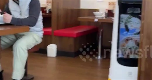 Video: Robot phục vụ làm rơi chén dĩa xuống nền