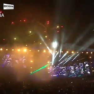 Darude ringing in the new year with his classic 'Sandstorm' and a ton of fireworks! 🔥 Follow our Spotify: http://bit.ly/ehnspotify1 | EDMHouseNetwork