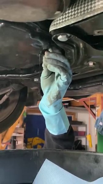 35K views · 461 reactions | #Oilchange #w211 #mercedes #om642 #diesel #repair #mechanic | Marius RBE | Facebook