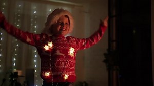 Aufgeregter Weihnachtsjunge springt in Weihnachtsmütze zu: Stockvideos & Filmmaterial (100 % lizenzfrei) 1092435657 | Shutterstock