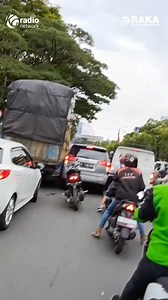 10M views · 10K reactions | Dari sini kita belajar betapa pentingnya bersabar ketika berkendara.. kalo udah gini siapa juga yang rugi....  Twitter.com/pai_c1 At Bandung | Raka FM | Facebook