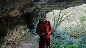 Coucou les amis ! 🤠👋 C’est reparti pour les explorations ardéchoises ! Et cette fois je peux vous dire qu’on a sorti le bonnet, mais toujours pas de pantalon pour l’aventurier. 😆 Bonne visite, et on se retrouve ce soir pour la suite… avec un peu plus de lumière. 🔦 #stephroad #adventure #Caves #nature | Steph Road Llorca