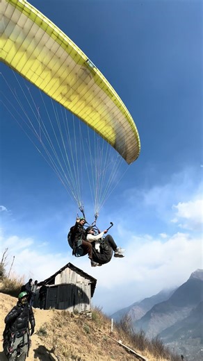 strong wind take off #snow #travel #mountains #viral #shorts #shortsfeed #manali #funny