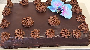 Tort Amandina – Rețeta clasică cu gust de cofetărie autentică! Ingrediente pentru blat: 6 oua 150 g faina 140 g zahar 30 g cacao o lingurita esenta vanilie o lingurita esenta de rom un praf de sare 5 linguri ulei sau 50 ml o lingurita praf de copt Pentru sirop: 180 ml apa 4 linguri zahar o lingurita esenta rom Pentru crema: 4 oua un pachet de unt de 250 g 250 g mascarpone 140 g zahar 400 g ciocolata Pentru glazura: 200 g ciocolata neagra 200 g frisca lichida | In bucatarie cu Jenny