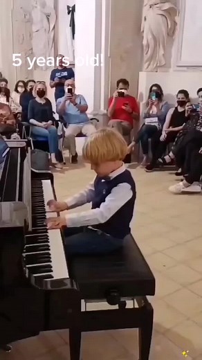Talented 5-Year-Old Italian Piano Prodigy Stuns Audience with Mozart