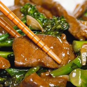 2.4M views · 1.5K reactions | Beef and Broccoli 復壟 Juicy beef steak and tenderstem broccoli with simple stir-fry sauce. Super delicious! | Khin's Kitchen | Facebook