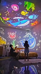 ✨ Una lamparita mágica que transforma la habitación en un mundo de ensueño 🌙 Con sus diferentes acetatos puedes cambiar la proyección y darle a tu peque nuevas aventuras visuales cada noche 🐳🌈🌟. Además, sus suaves melodías lo acompañan con calma y ternura… perfecta para crear momentos únicos antes de dormir 💛. Escríbenos por DM o WhatsApp 📲 o entra en nuestra web disponibie 24/7 🛒 para ti ✨ | Magic baby