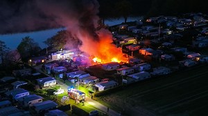 Großeinsatz auf Campingplatz: Wohnwagen in Flammen