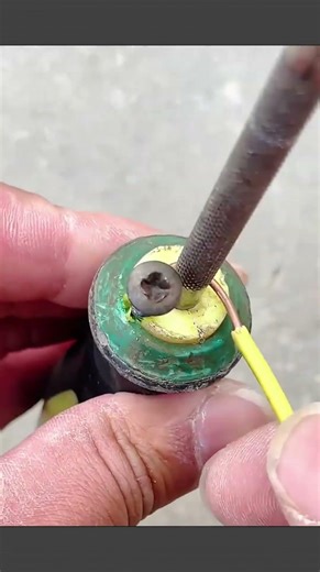 Life hack to shape a perfect cable loop neatly and quickly #lifehacks #electrical #DIYtips #tools