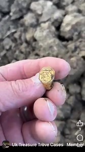 I do like a clod shot. 😲 #britishhistory #metaldetecting #TreasureHunting #goldring #metaldetectingfinds #metaldetectingcommunity | PEAKY FINDERS: Metal Detecting Shop & Rallies