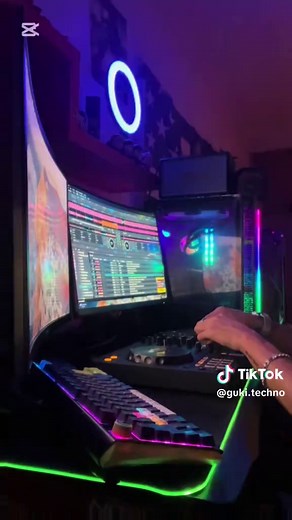 It’s becoming a habit!😅 But it’s still what I enjoy doing most. I hope you enjoy it and can feel every beat in your hearts! 🫶🏽🫶🏽 #hardtechno #schranz #technofamily #hardtechnolovers