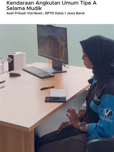 Mudik aman dan nyaman jadi prioritas utama. Balai Pengelola Transportasi Darat (BPTD) Jawa Barat hadir memastikan kelayakan Angkutan Umum Tipe A melalui pengecekan menyeluruh agar seluruh armada dalam kondisi baik selama periode mudik. Langkah ini dilakukan demi menjamin keselamatan dan kenyamanan masyarakat dalam perjalanan menuju kampung halaman. Yuk, mudik dengan tenang dan tetap utamakan keselamatan! #Tiktokberita #bptdjabar