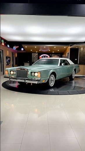 Step into the greatest era of American luxury with this 1978 Lincoln Continental Mark V 🇺🇸 ✨