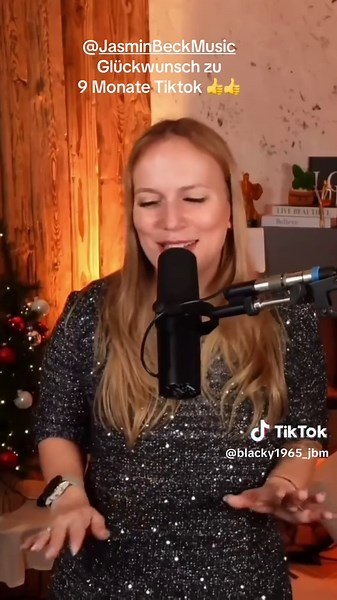 Glückwunsch @JasminBeckMusic. 9 Monate bis du jetzt auf Tiktok. Du hast in dieser Zeit eine super coole Community geschaffen und mit inr zusamen einige Events gerockt. Stand heute die Nummer 1 im DACH Bereich. Dieser Erfolg ist einzigartig in der heutigen Zeit, zeigt wie großartig du mit deinem Content und der Zusammenhalt deiner Community ist. Du beweist, dass es auf dieser App auch ohne Hass, Fitna und Matchen möglich ist, erfolgreich zu sein. #livetiktok #jasminbeckmusic #liveperformance #liv