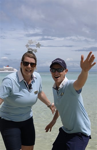 HAPPY NEW YEAR – von unserer EUROPA! Stellvertretend für alle Schiffe von Hapag-Lloyd Cruises, für die Crews an Bord und an Land senden wir Grüße aus dem Indischen Ozean und freuen uns auf ein weiteres Jahr voller unvergesslicher gemeinsamer Reise-Erlebnisse. 🎆🍾🥂🧡 #MSEUROPA #MSEUROPA2 #HANSEATICnature #HANSEATICinspiration #HANSEATICspirit #HapagLloydCruises 📹 Jessica Turdo | Hapag-Lloyd Cruises