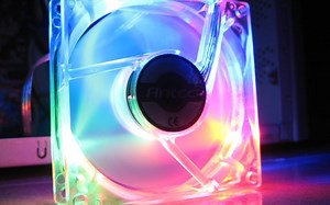 机箱风扇看似简单的两种连接方法，实则大有不同