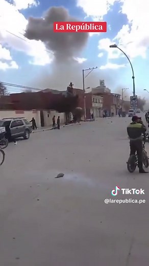 🚨El ministro de Defensa de Bolivia, Ernesto Justiniano, confirmó el hecho y señaló que 81 personas más resultaron h3ridas tras la d3tonación de material pirotécnic0 y 3xplosivos en las instalaciones del Centro General de Mantenimiento del Regimiento de Artillerí4 Mecanizada 2 “Libertador Simón Bolívar”. El incidente ocurrió en Viacha, localidad situada a aproximadamente 22 kilómetros de La Paz. De acuerdo con medios locales, en este recinto se desarrollan prácticas de tir0, además de trabajos r