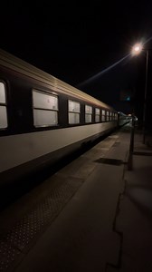 Départ de l’intercité de nuit Nice Paris avec comme compo la 26001 en voyage 7 voiture couchette en gare d’Antibes | Spotteur Train