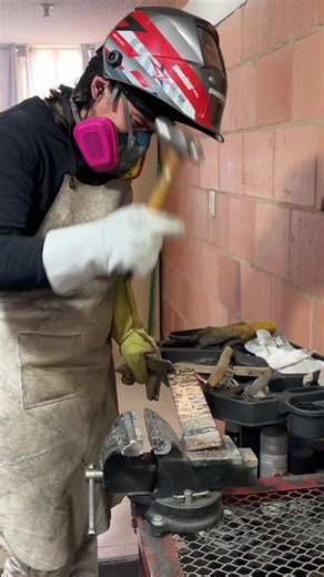 Reciclando metales para disfraces de zombie