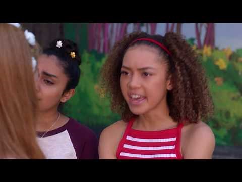 Holly Hobbie | Season 1 Episode 9 | The Mad Muralist