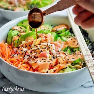 This California Sushi Bowl 🍣 is just perfect 😋 it is an easy to pack lunch. Super quick to make and full of flavor‼️. . You can play and substitute the ingredients in this delicious California bowl. For this occasion, we used sushi rice , crab meat 🦀 , avocados 🥑 , nori, cucumbers, carrots and black sesame seed. We finished with some soy sauce and spicy mayo to highly all those delicious flavors😋. . Happy Thursday ‼️ @tastyideas Don’t forget to like 👍, share and follow for more tasty video