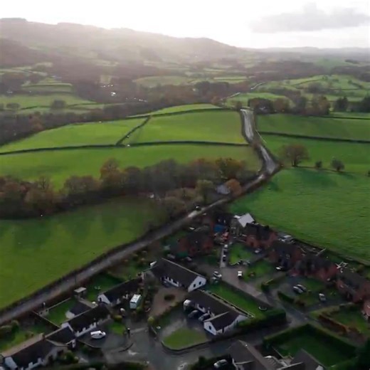 Cilmeri – Gerallt Lloyd Owen English translation by Joseph Clancy Original video by @JacCymro1400 on Twitter Captions and edits by us Cilmeri Fin nos fan hyn Lladdwyd Llywelyn. Fyth nid anghofiwn hyn. Y nant a welaf fan hyn A welodd Llywelyn, Camodd ar y cerrig hyn. Fin nos, fan hyn O'r golwg nesâi'r gelyn. Fe wnaed y cyfan fan hyn. Rwyf fi'n awr fan hyn Lle bu'i wallt ar welltyn, A dafnau o'i waed fan hyn. Fan hyn yw ein cof ni, Fan hyn sy'n anadl inni, Fan hyn gynneu fu'n geni. --- At nightfal