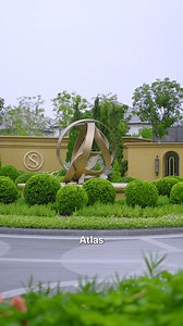 #BehindTheDesign จากเรื่องราวการต่อสู้ของเทพเจ้ากรีกในตำนานได้รับการถ่ายทอดผ่านงานศิลปะชิ้นเอกของอเมริกาอย่าง “Atlas Statue” รูปปั้นยักษ์แอตลาสแบกโลก ที่หน้าตึก Rockefeller Center ในมหานครนิวยอร์ก ก่อนส่งผ่านสู่แรงบันดาลใจในการรังสรรค์ประติมากรรม “Embrace of Infinite Threads” ที่บริเวณด้านหน้าโครงการนาราสิริ บางนา กม.10 🌎 Embrace of Infinite Threads เกิดจากการพัฒนาแนวคิดต่อ สร้างเฉพาะส่วนของ “ลูกโลก” ด้วยโครงสร้างที่โค้งมน เส้นสายที่วิ่งวนเป็นวงกลมซ้อนกันอย่างเป็นจังหวะราวกับกำลังเคลื่อนไหวอยู่