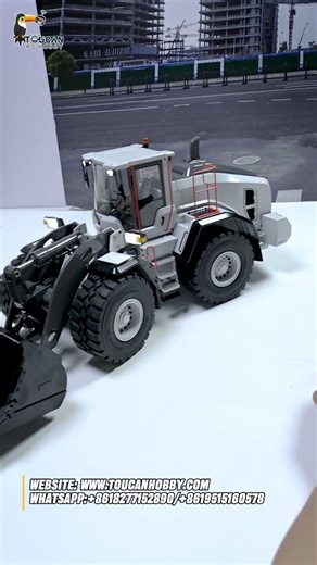 The powerful and durable 1/14 scale RC hydraulic loader E260L offers smooth and responsive control