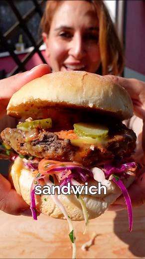 A Vegan Chicken sandwich where I promise you won’t miss the meat 😉 It’s made using Oyster mushrooms which are a great “chicken” substitute as they have that meaty texture and hold their form. Stacked with a fresh coleslaw, an easy honey mustard dressing (that’s also vegan) and as many pickles as you like 🥰🥰🥰 For the spices, I’ve used paprika, turmeric, garlic, onion, salt & cayenne pepper. Full recipe is now on my website lovelies, click the link below or in the comments ❤️ https://cookingwi