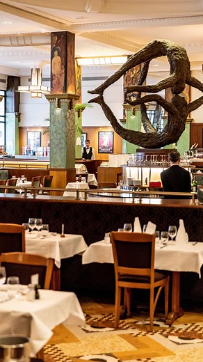 Vivez l’expérience brasserie le temps d’un repas à La Coupole ! #lacoupole #paris14 #montparnasse #brasserieparisienne #cuisinetraditionnelle #lesbrasseriescestparis | La Coupole Paris