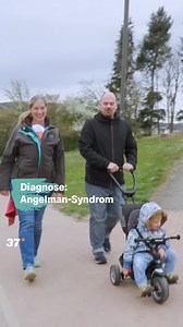 Der kleine Milo kommt mit einem seltenen Gendefekt auf die Welt. Er hat das Angelman-Syndrom. Die physische und psychische Behinderung schränkt ihn und seine Familie in vielen Dingen ein. Zwei Jahre lang wird die Familie begleitet: Wie kommen sie zurecht mit einer Krankheit, die ihren Alltag verändert? Den ganzen Film „Ein Gen verändert unser Leben“ gibt es hier: https://kurz.zdf.de/mbYY/ | 37 Grad