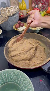 Chiếc bánh trung thu giờ cũng không còn là “xa xỉ phẩm”, cũng chẳng còn được mong chờ vì bánh dẻo bánh nướng được bán quanh năm. Thế nhưng, cảm xúc mỗi khi mùa trăng về vẫn làm mình háo hức vô cùng để được trông trăng bên những miếng bánh truyền thống | Trần Trung Hiếu