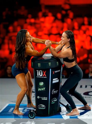 Fitness models fight on stage ,#viral #sportswomen #fitnessmodel