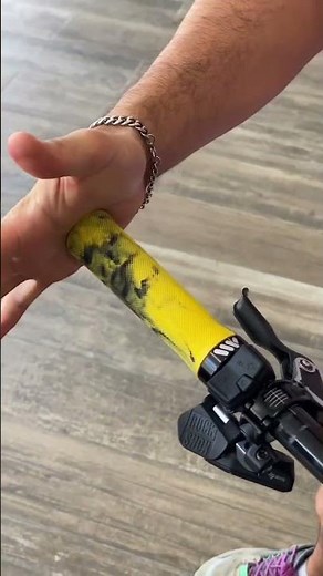 Quick Grip Install: AMS Yellow Grips on Mondraker Enduro E-Bike at E-Bikes World ✅ #ebiketrails