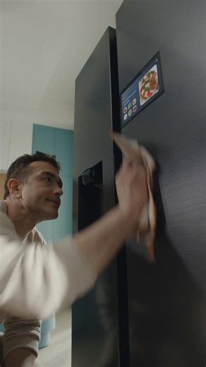 Hands off the fridge! ✋️ We’ve got Auto Open Door for that. Disclaimer: A Wi-Fi connection and a Samsung account are required. You must use the same log-in account on each of the devices. You can select the door opening level using the SmartThings App (SmartThings is available on Android and iOS devices. A Wi-Fi connection and a Samsung account are required). | Samsung