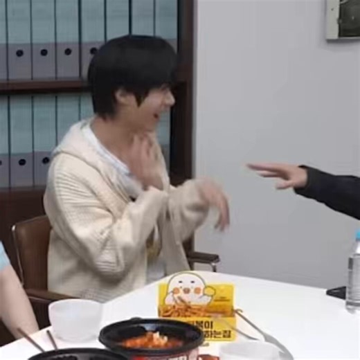 i also just noticed gyu does a thing called finger posturing which is common enough in autistic people that it’s often asked about in autism assessments (though nots not 100% an accurate indicator ofc)