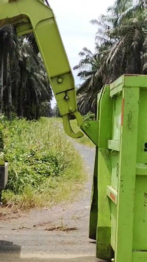 Pemasangan pengait back Trak yang selanjutnya akan diangkat kebadan Tarak tersebut. Semangat #pekerjaLapangan | Asan Ma'un